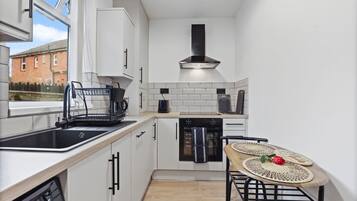 Frigorifero, microonde, forno, piano cottura