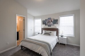 3 Schlafzimmer, Schreibtisch, Bügeleisen/Bügelbrett, WLAN