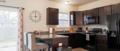 Frigorífico, cafetera o tetera y utensilios de cocina