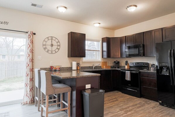 Kühlschrank, Wasserkocher mit Kaffee-/Teezubehör