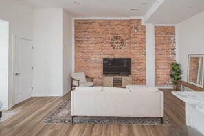 TV - Sandringham house- Efficiency Suite (Martinsburg)