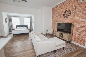 TV - Sandringham house- Efficiency Suite (Martinsburg)