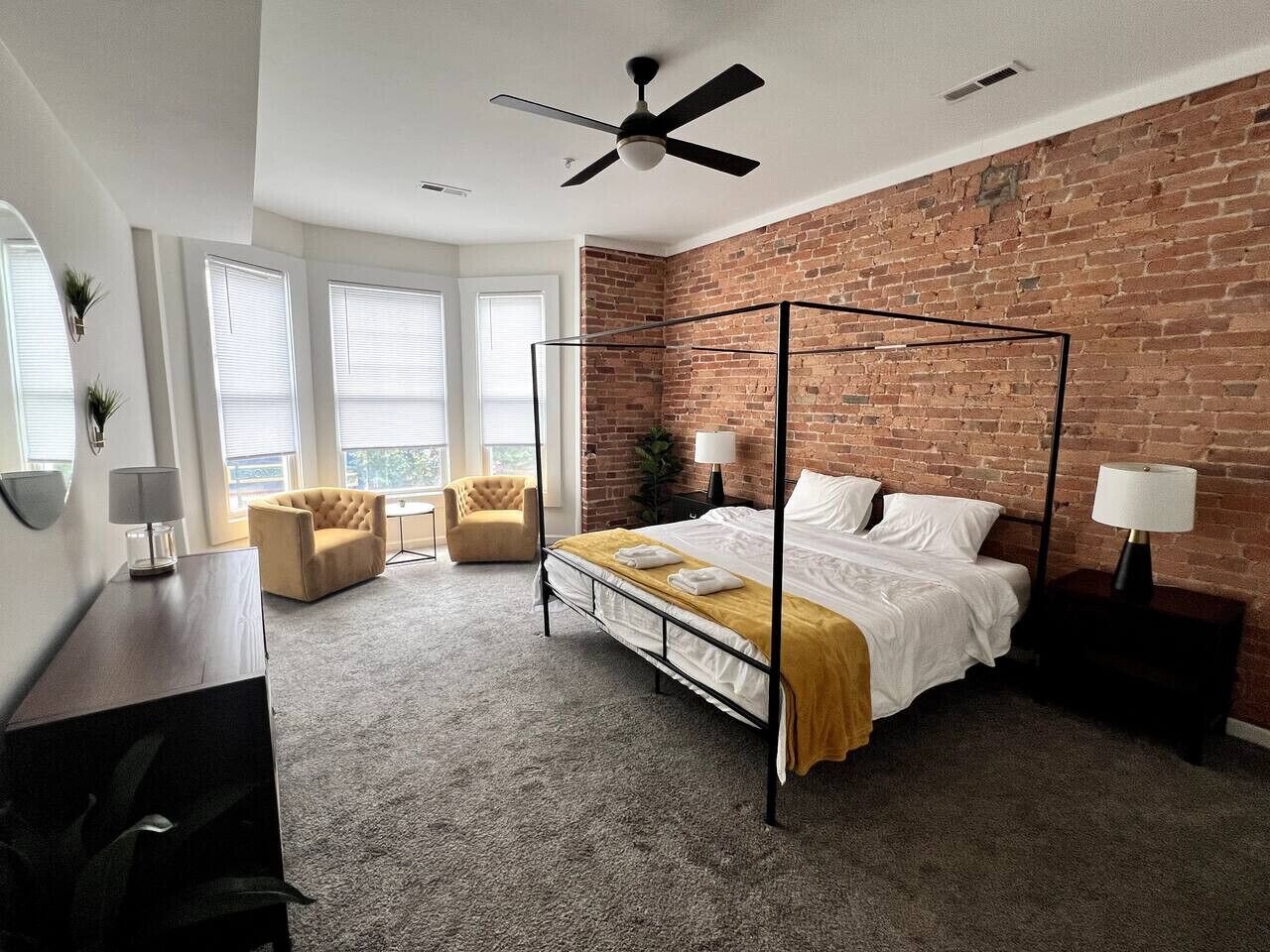 1 bedroom, desk, iron/ironing board, WiFi