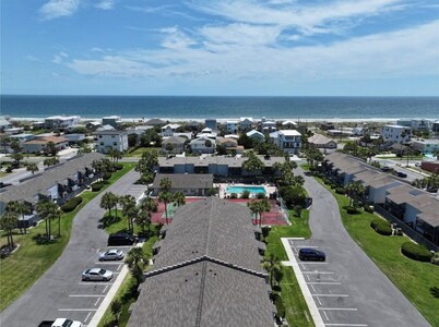 2BR Condo 2 Blocks to Beach 1 mi to Fort Clinch 2 mi Downtown Pet Friendly POOL