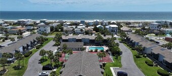 2BR Condo 2 Blocks to Beach 1 mi to Fort Clinch 2 mi Downtown Pet Friendly POOL