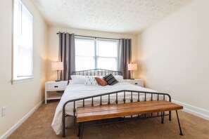 3 室のベッドルーム、デスク、アイロン / アイロン台、WiFi