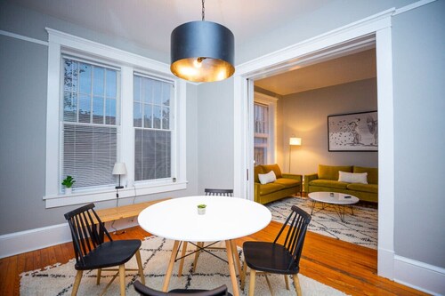 The Chic Downtowner- 2 bedroom apartment