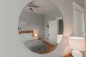 2 habitaciones, escritorio, tabla de planchar con plancha y wifi 