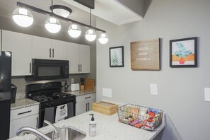 Private kitchen - The New York'er 3 bedroom Duplex (Martinsburg)