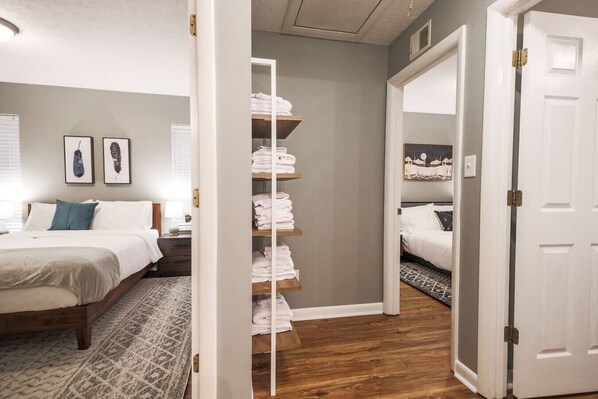 3 bedrooms, desk, iron/ironing board, WiFi - The New York'er 3 bedroom Duplex (Martinsburg)