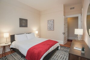 2 Schlafzimmer, Schreibtisch, Bügeleisen/Bügelbrett, WLAN