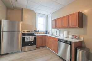 Refrigerador, cafetera/tetera, utensilios de cocina