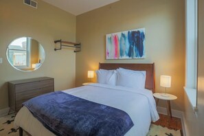 2 habitaciones, escritorio, tabla de planchar con plancha y wifi