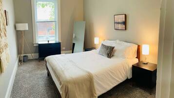 2 bedrooms, desk, iron/ironing board, WiFi