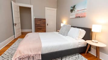 2 dormitorios, escritorio, tabla de planchar con plancha y wifi