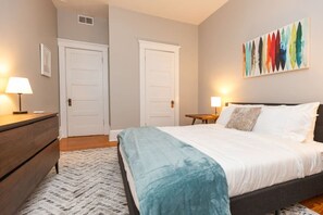 2 habitaciones, escritorio, tabla de planchar con plancha y wifi