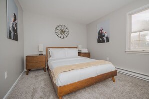 2 bedrooms, desk, iron/ironing board, WiFi