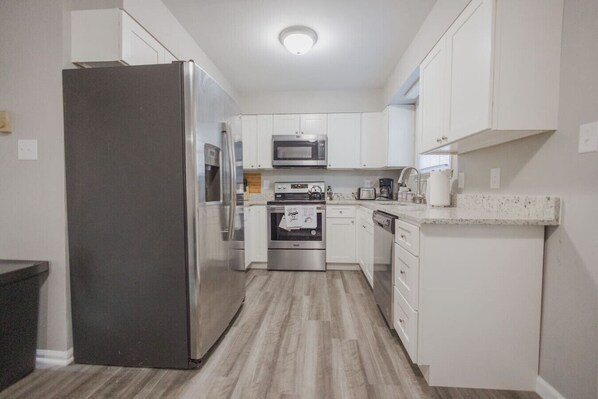 冷蔵庫、調理器具と食器