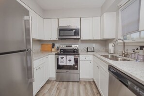 Kühlschrank, Wasserkocher mit Kaffee-/Teezubehör