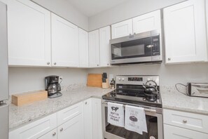 Refrigerador, cafetera y tetera y utensilios de cocina