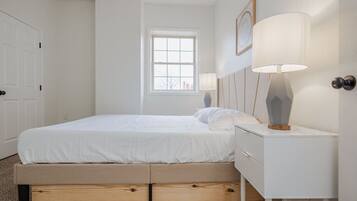 2 bedrooms, desk, iron/ironing board, WiFi