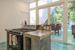 Réfrigérateur, un four, surface de cuisson, cafetière-théière