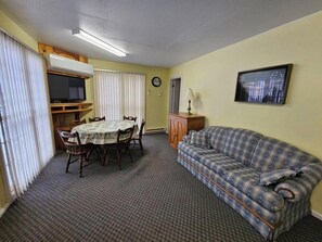 TV connectée, jeux vidéo, baby-foot, table de tennis de table