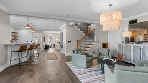 Ein modernes Interieur mit Küche, Essbereich und Wohnzimmer.