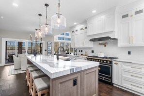 Fridge, microwave, oven, stovetop - New!! The Ultimate Lake Home (Eatonton)