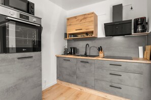 Kühlschrank, Mikrowelle, Ofen, Herdplatte