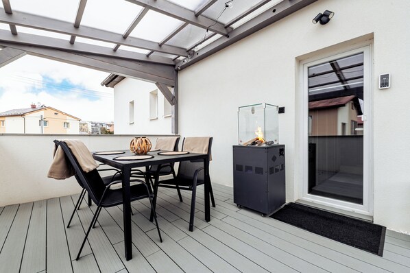 Outdoor dining - Comfy and spacious apartment with terrace and grill in Poprad near High Tatras (Poprad)