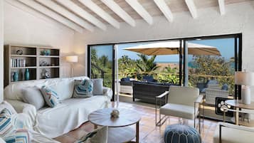 Smart TV, fireplace, table football, ping pong