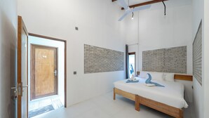 Un dormitorio con una cama de madera, un cabecero con diseño de ladrillo y una puerta que da al exterior.