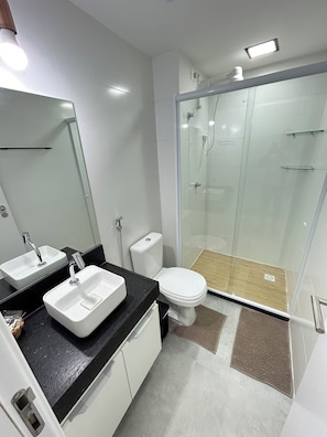 Lägenhet | Badrum | Dusch, hårtork, handdukar och toalettpapper