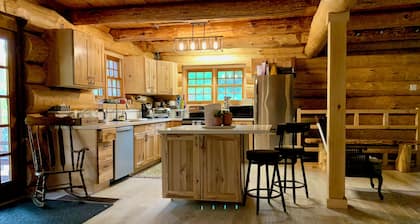 Cozy Log Cabin an hour from Toronto