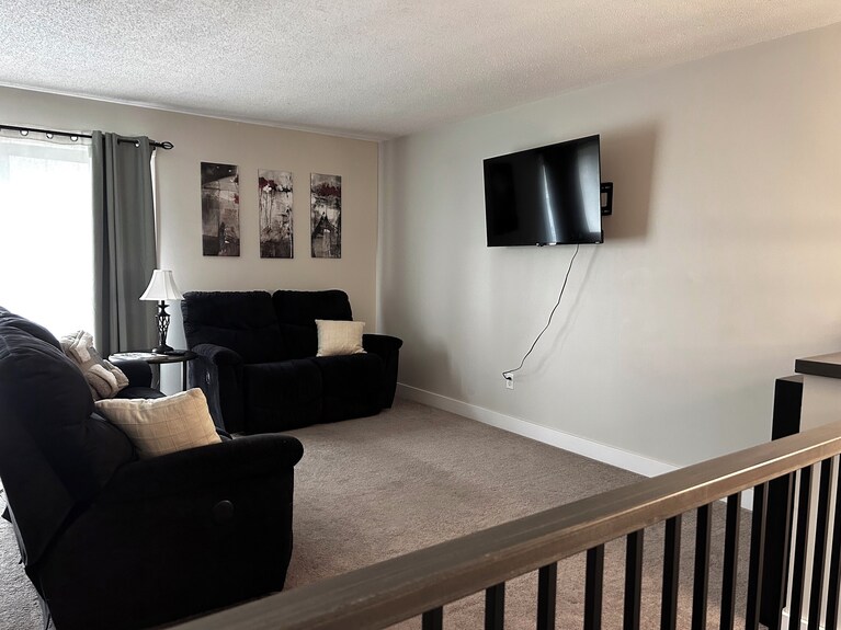 Remodeled Townhome - Close To: The Lake - Quaint Downtown - The Hospital - 科隆