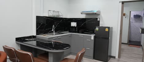 Jääkaappi, mikroaaltouuni, liesi, vedenkeitin