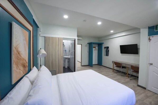 2 bedrooms, desk, WiFi