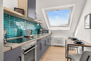 Een koelkast, een magnetron, een oven, een kookplaat