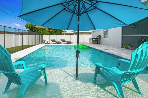 5 Star, 3 bd Home, Heated Pool Located D-town Cape
