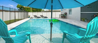 5 Star, 3 bd Home, Heated Pool Located D-town Cape