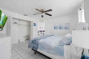 3 bedrooms, desk, iron/ironing board, travel cot - 5 Star, 3 bd Home, Heated Pool Located D-town Cape (Cape Coral)