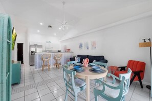 Dining - 5 Star, 3 bd Home, Heated Pool Located D-town Cape (Cape Coral)