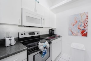 Fridge, microwave, oven, stovetop - 5 Star, 3 bd Home, Heated Pool Located D-town Cape (Cape Coral)