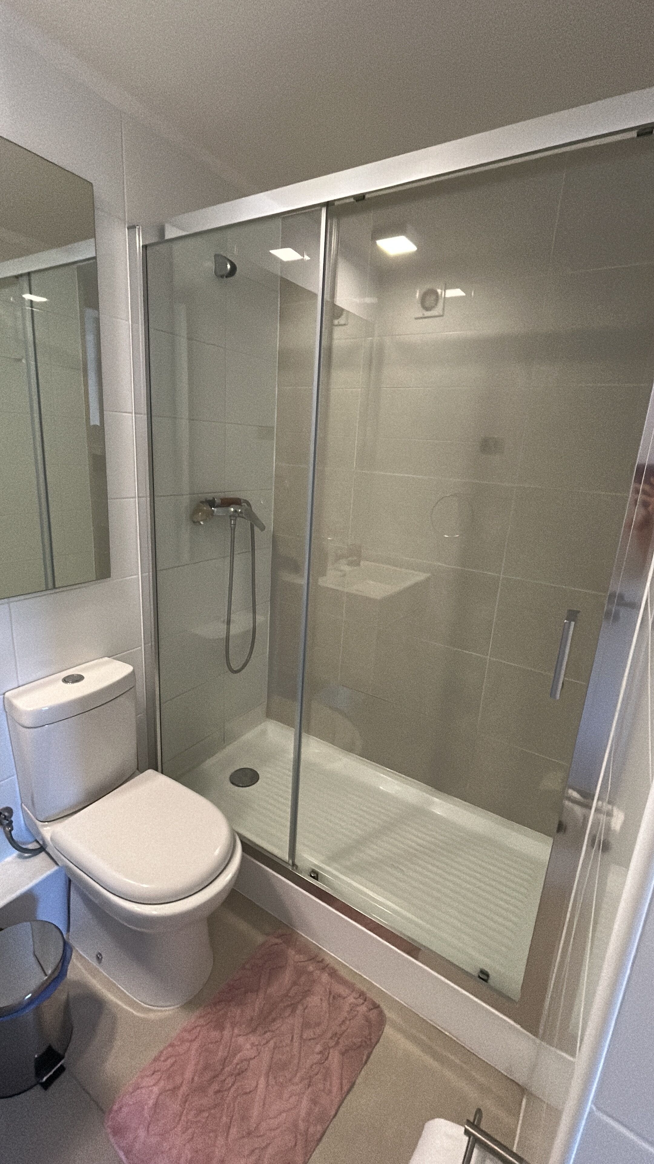 Sèche-cheveux, serviettes fournies, savon, papier toilette