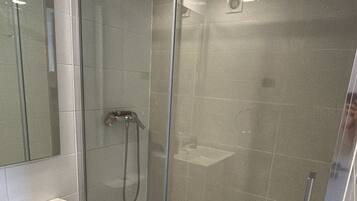 Sèche-cheveux, serviettes fournies, savon, papier toilette