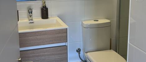 Haartrockner, Handtücher, Seife, Toilettenpapier