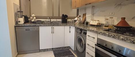 Fridge, oven, stovetop, dishwasher