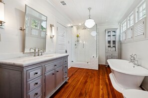 Shower, hair dryer, towels - Coolest House in Fairhope! 2x King Beds! Porches! (Fairhope)