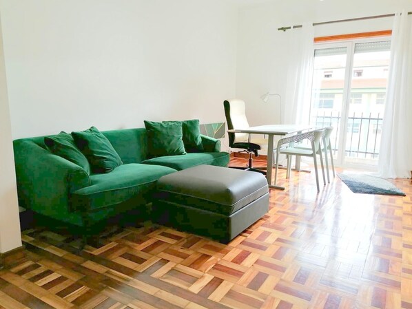 Living area - CQ4 | Large Room with Double Bed, Balcony, Sofa & Workspace (Coimbra)